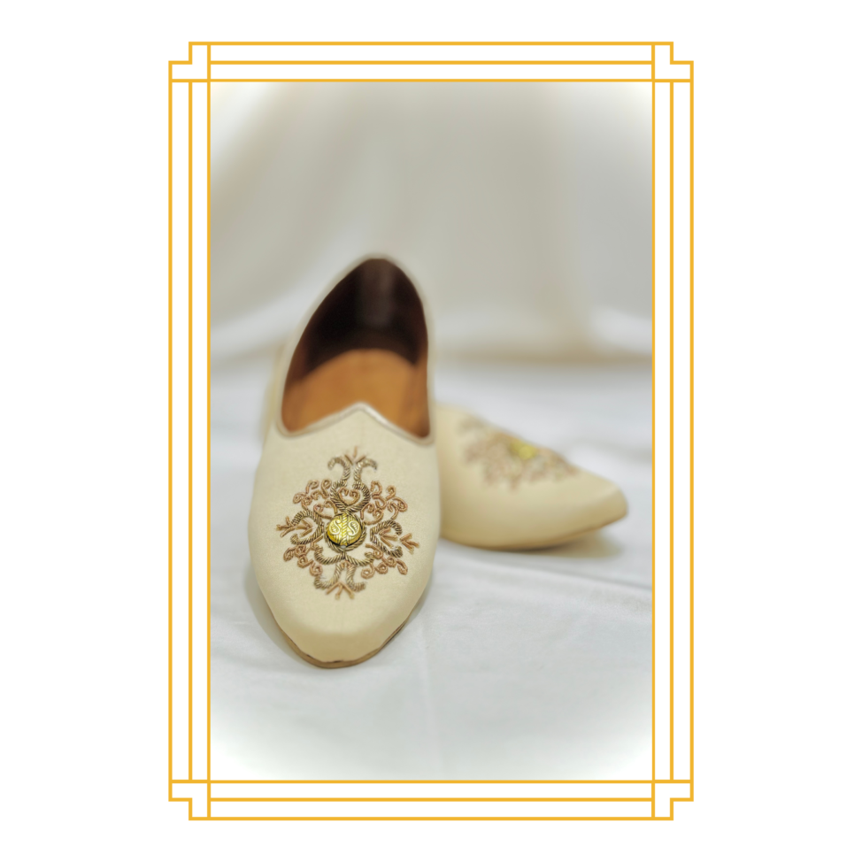 golden hand-embroidered mojdi